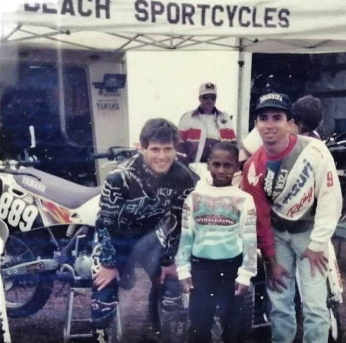 Fotografía antigua en el paddock, junto a motos Yamaha y Suzuki de competición