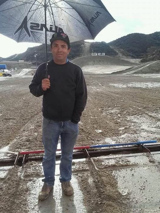 Oriel Peregrina en el circuito de Glen Helen, en California, bajo la lluvia