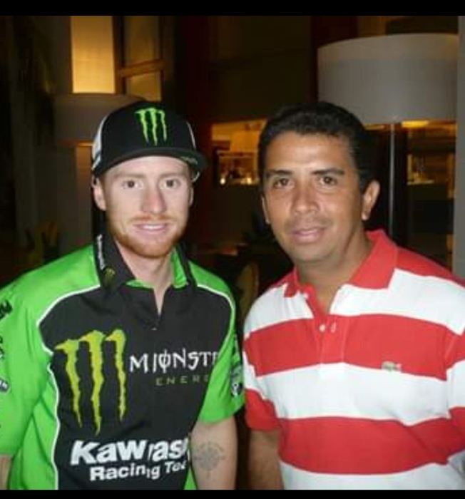 Oriel Peregrina en el box de Monster Energy Kawasaki