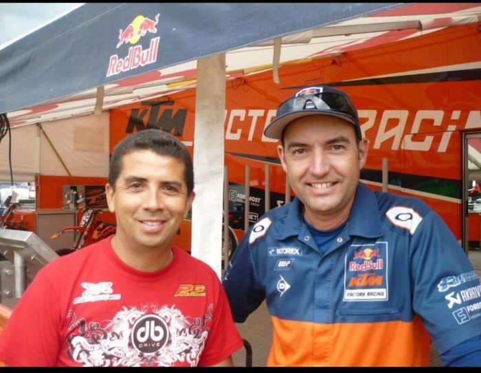 Oriel Peregrina junto a un miembro del equipo Red Bull KTM Factory Racing