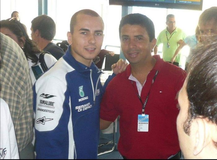 Oriel Peregrina junto a un piloto del equipo Yamaha