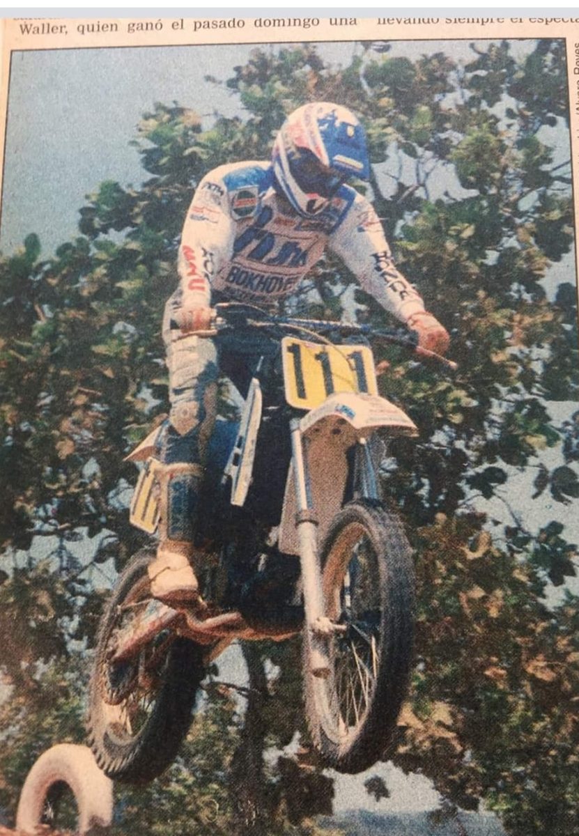 Oriel Peregrina saltando con la moto número 111, en un recorte de prensa de los años noventa